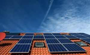 לוחות סולאריים על גג הבית: השקעה בטוחה ותרומה לאיכות הסביבה